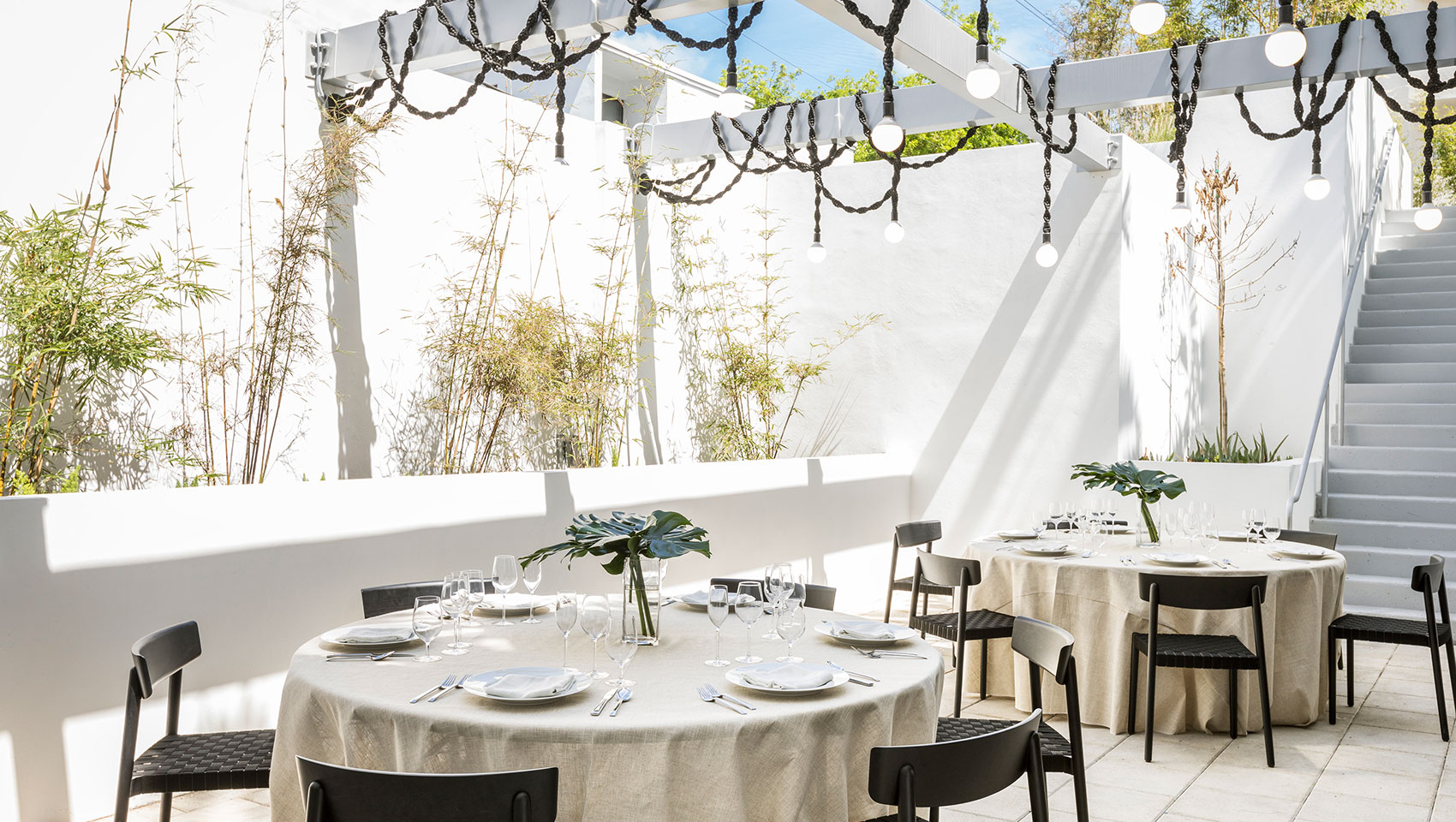 social table set up